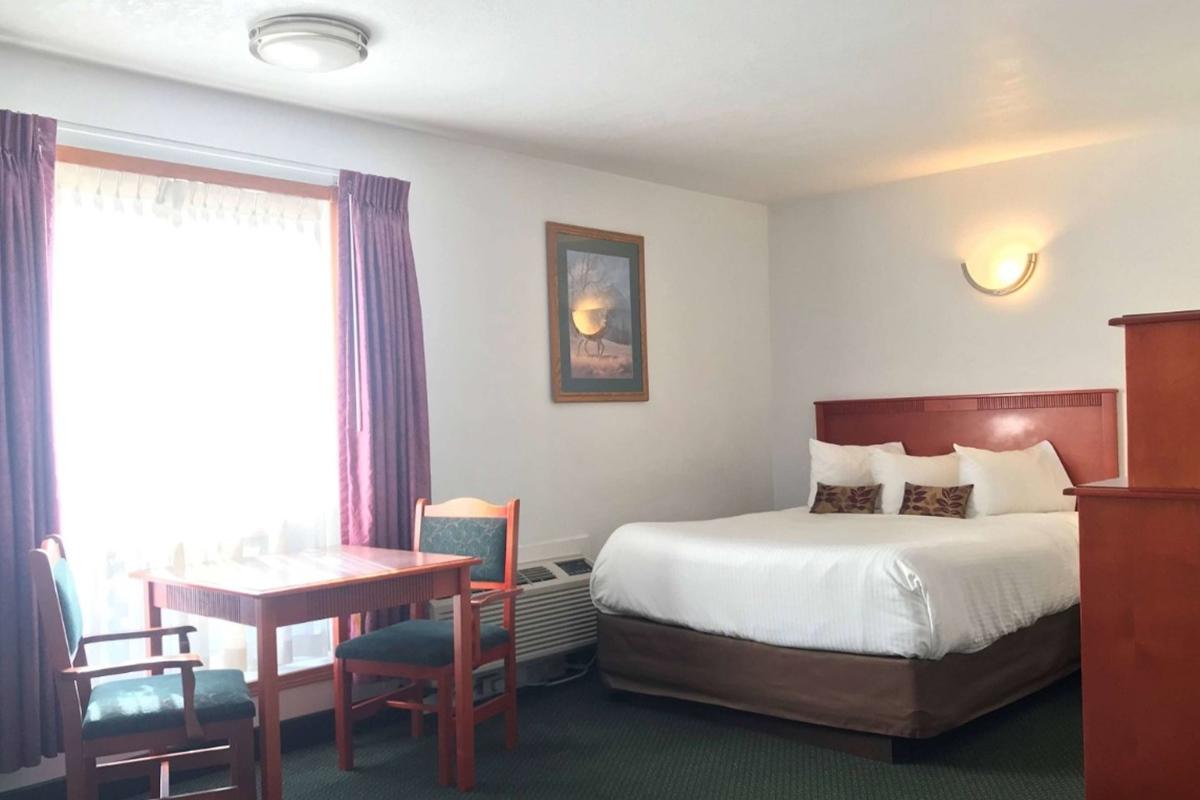 White Wolf Inn Hinton Dış mekan fotoğraf